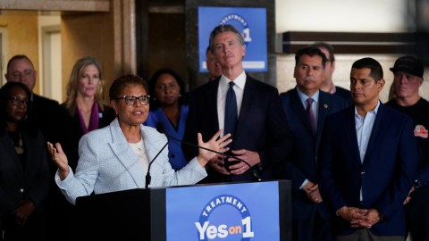 newsom-endorses-karen-bass-in-the-race-for-mayor-of-los-angeles