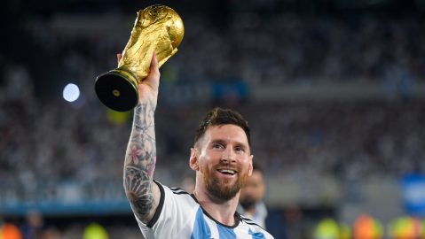 goodbye-to-the-largest-statue-of-messi-in-the-world;-they-will-remove-it-before-it-causes-an-accident
