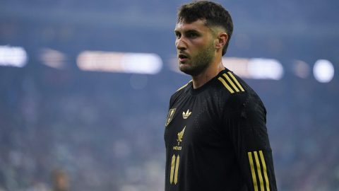 santiago-gimenez-put-his-chest-to-the-bullets-for-his-lack-of-goals-in-ac-milan-and-tricolor