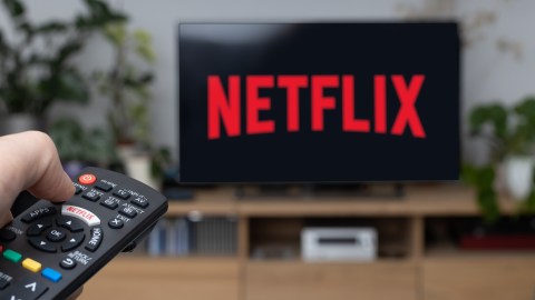 the-perfect-series-for-a-netflix-marathon-this-weekend:-what-it’s-about