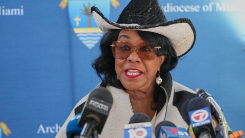 frederica-wilson-recognizes-that-“leather-wears-out”-and-at-83-years-old-she-will-give-up-her-position-as-congresswoman