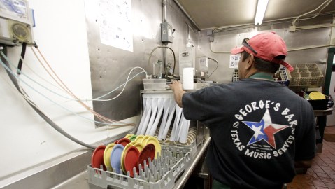 ice-raids-destroyed-668-thousand-jobs;-construction-and-restaurants,-the-hardest-hit