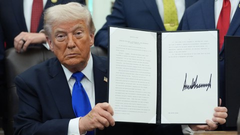 trump-signs-an-executive-order-that-will-allow-workers-without-a-retirement-idea-to-access-one