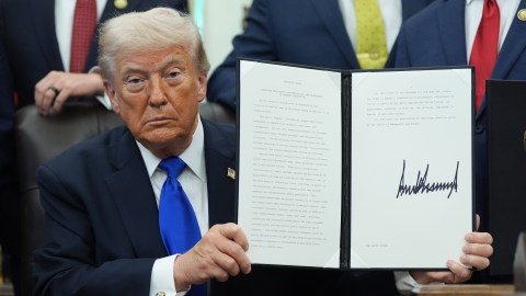 trump-signs-executive-order-to-expand-workers’-access-to-retirement-accounts-with-federal-contributions