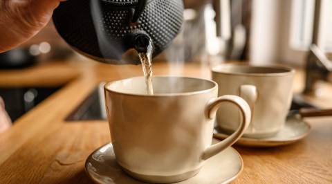 drinking-warm-water,-an-ancient-habit-turned-into-a-viral-trend