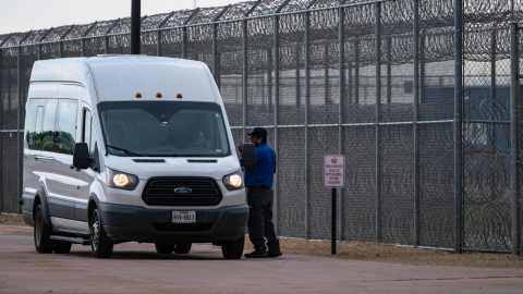 ice-releases-court-interpreter-detained-in-texas;-defense-seeks-inexperienced-card