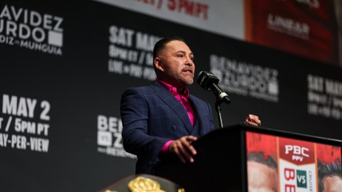 julio-cesar-chavez-and-oscar-de-la-hoya-starred-in-an-emotional-reunion-in-las-vegas