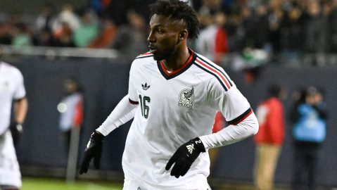 julian-quinones-looks-at-everyone-from-the-top-of-the-saudi-arabia-scoring-table