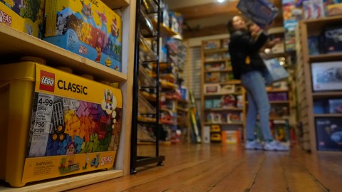 mexican-couple-arrested-for-theft-of-lego-products-in-orange