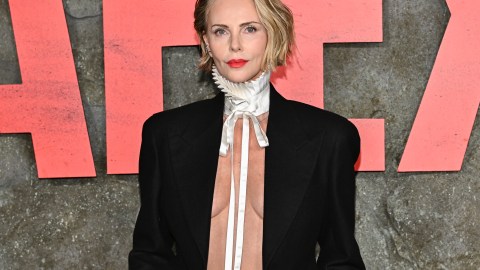 charlize-theron-will-not-give-her-daughters-an-easy-life:-“they-need-a-job-that-pays-them”