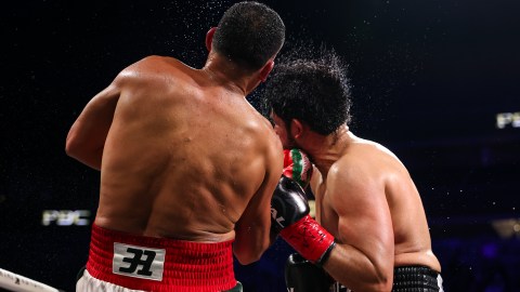 controversy-on-social-networks-due-to-elbows-given-by-benavidez-to-zurdo-ramirez