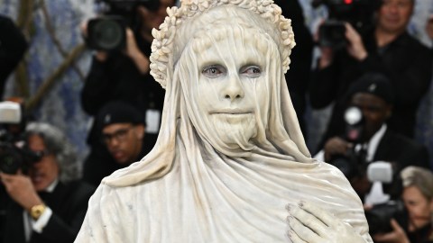 heidi-klum-dazzles-at-the-2026-met-gala-by-becoming-a-living-sculpture