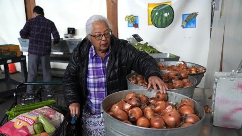 food-banks-in-california-deliver-basic-products-to-families