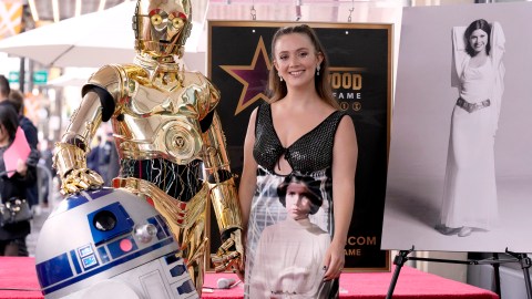 billie-lourd-celebrates-world-war-ii-day-by-remembering-her-mother-carrie-fisher
