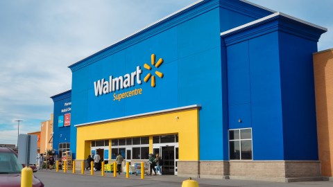 walmart-is-applying-a-strategy-to-attract-more-customers-and-compete-with-amazon-by-selling-local-products