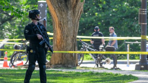 la-opinion-today:-secret-service-shoots-subject-near-the-washington-monument