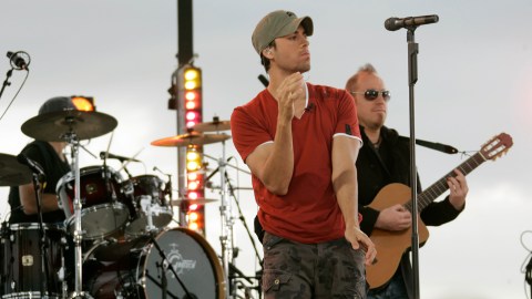 enrique-iglesias-stars-in-an-unexpected-kiss-with-a-fan