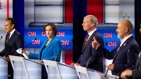 taxes-on-millionaires,-immigration-and-trump-mark-the-contest-of-the-last-debate-in-california