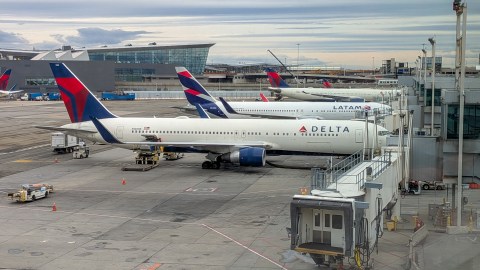 two-aircraft-narrowly-avoid-a-collision-at-jfk-airport-during-landing-maneuver