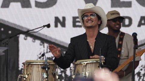 bruno-mars-joins-his-voice-with-the-mariachi-in-“lo-arriesgo-todo”,-his-new-song-in-spanish