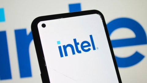 from-rivals-to-partners:-apple-and-intel-negotiate-a-historic-chip-manufacturing-agreement