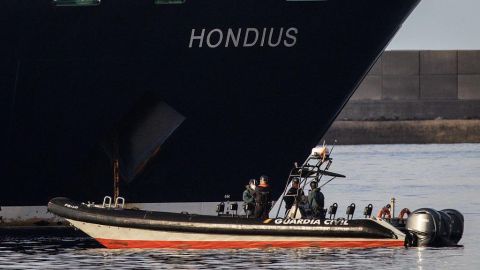 the-operation-to-evacuate-the-cruise-ship-affected-by-the-hantavirus-begins-in-tenerife,-spain