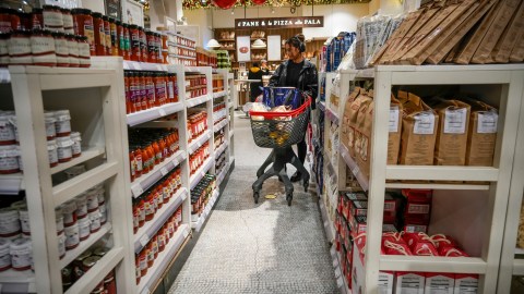 us-consumer-confidence-hits-record-lows-as-war-in-iran-drags-on