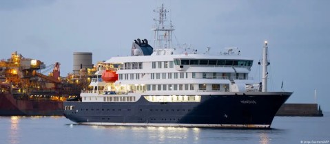 the-mv-hondius-cruise-ship-leaves-tenerife,-spain,-after-evacuating-all-passengers