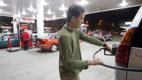 la-opinion-today:-trump-proposes-suspending-the-federal-gasoline-tax