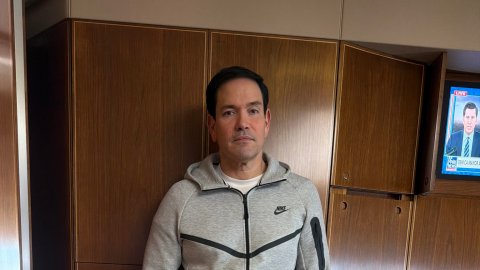 marco-rubio-mocks-nicolas-maduro-by-wearing-the-same-“outfit”-of-his-capture-in-the-air-power-one