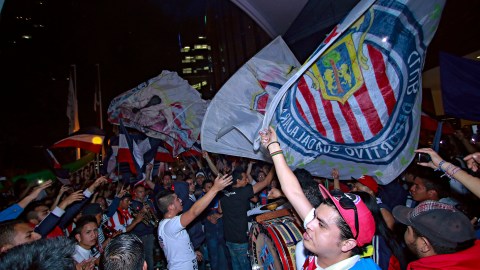 the-chivas-allow-themselves-to-be-pampered-in-cdmx-with-everything-and-serenade