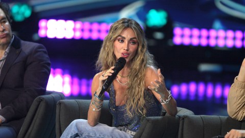 anahi-falls-heavily-during-her-training