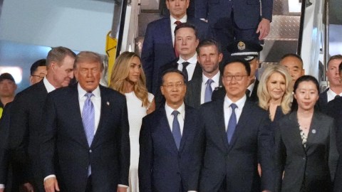 elon-musk-reappears-behind-donald-trump-during-his-visit-to-china
