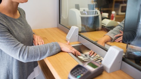 avoid-mistakes-when-withdrawing-money-from-the-bank