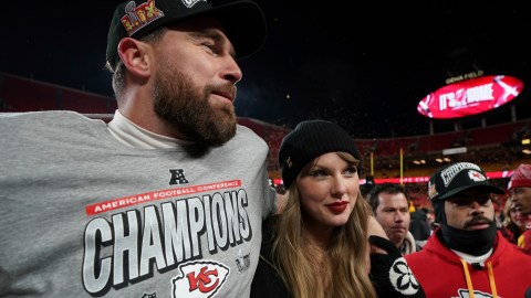 taylor-swift-and-travis-kelce-are-photographed-on-a-romantic-date-in-new-york