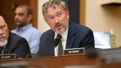 trump-asks-to-vote-against-thomas-massie-in-kentucky-and-the-internal-republican-war-intensifies