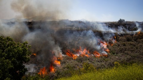 vegetation-fire-threatens-homes-in-ventura-county