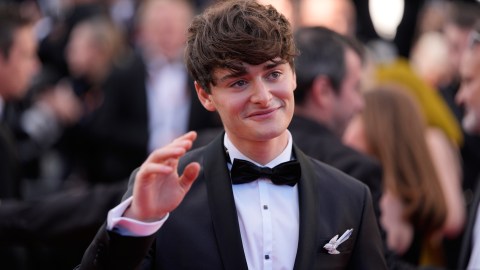 “stranger-issues”-star-noah-schnapp-graduates-from-college