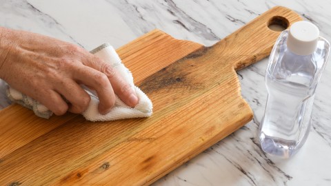 how-to-clean-and-disinfect-a-cutting-board:-it-may-have-more-bacteria-than-the-bathroom
