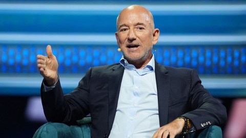 jeff-bezos-distances-himself-from-the-commercial-failure-of-melania-trump’s-film-for-amazon