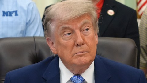 la-opinion-today:-trump’s-order-would-make-it-difficult-for-undocumented-immigrants-to-send-remittances