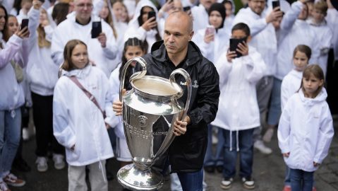 andres-iniesta-begins-his-career-as-a-coach-in-the-middle-east