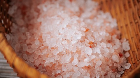 how-to-perform-baths-with-coarse-salt-to-cleanse-bad-energies