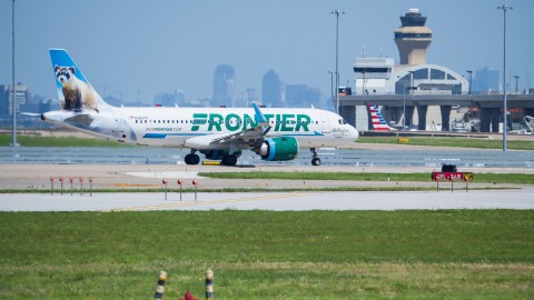 former-mma-fighter-subdued-a-passenger-who-tried-to-open-an-emergency-door-in-the-middle-of-a-frontier-airways-flight