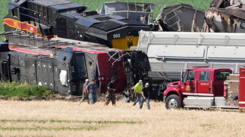 freight-train-hits-truck-in-iowa:-one-dead-and-one-injured-after-massive-derailment