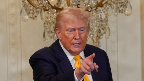 la-opinion-today:-trump-proposes-new-tariffs-on-60-trading-partners