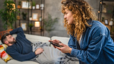 find-out-if-your-zodiac-sign-is-one-of-those-who-would-spy-on-your-partner’s-cell-phone