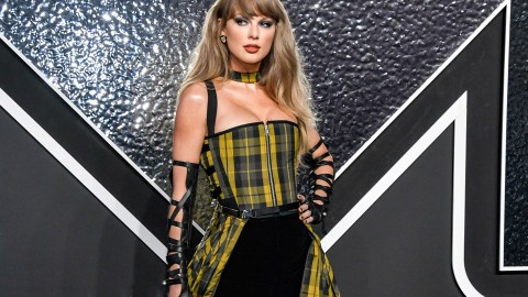 taylor-swift-returns-to-her-national-roots-with-“i-knew-it,-i-knew-you”-for-“toy-legend-5”