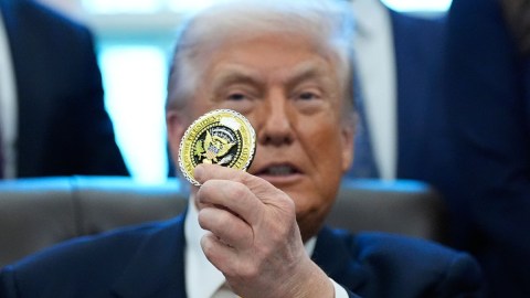 democrats-warn-that-the-gold-to-mint-coins-with-trump’s-image-could-come-from-cartels