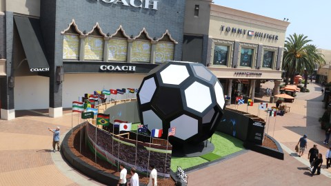 they-install-the-“largest-ball-in-the-world”-in-commerce